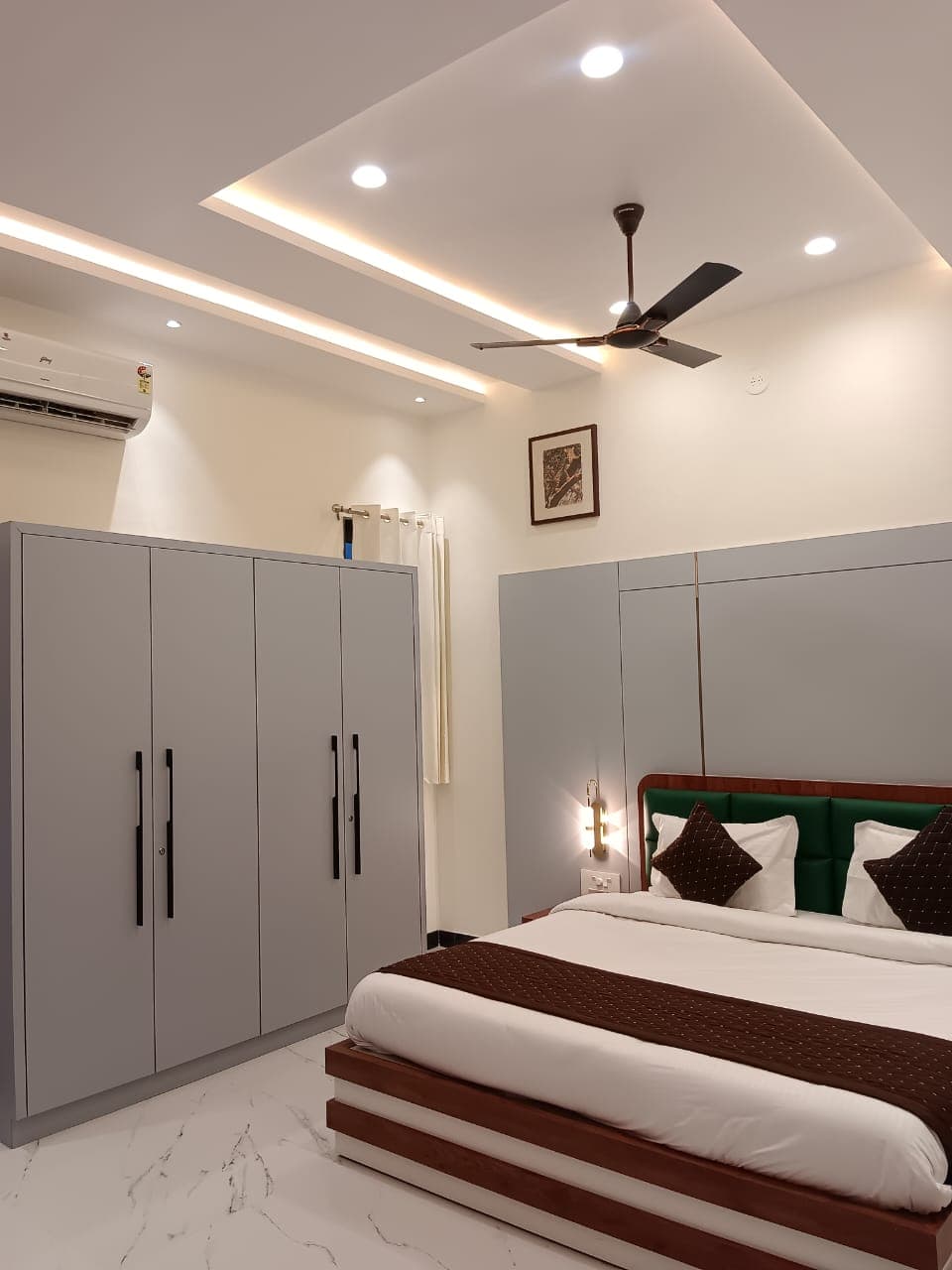 (4) Aqua Dawn Suite